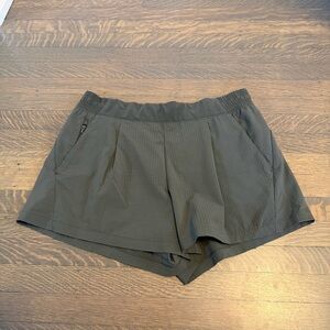 Athleta textured brooklyn short in olive green size 12 EUC